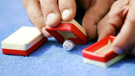 Für Hütchenspieler wird es eng in Berlin: Das Verwaltungsgericht hat ein Aufenthaltsverbot der Polizei bestätigt.