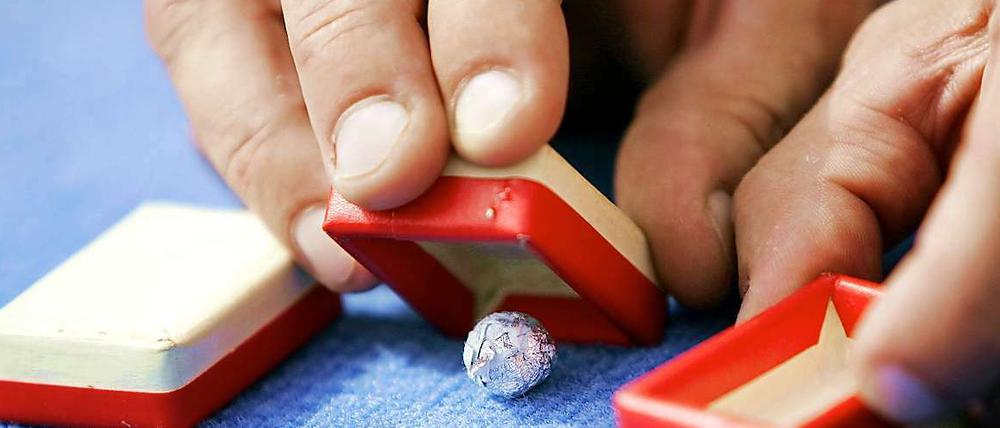 Für Hütchenspieler wird es eng in Berlin: Das Verwaltungsgericht hat ein Aufenthaltsverbot der Polizei bestätigt.