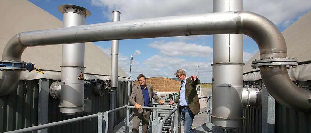 Der schleswig-holsteinische Energieminister Robert Habeck (links) besuchte vor kurzem eine Biogasanlage.