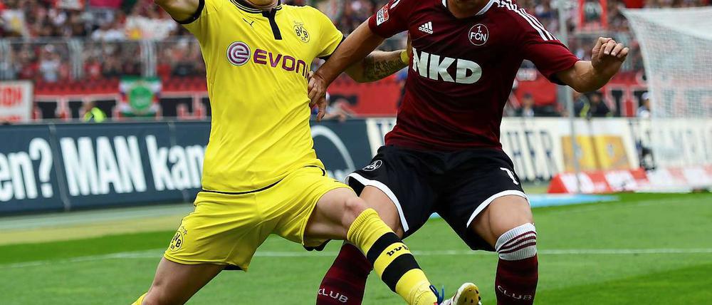Der „Fußballer des Jahres“ Marco Reus (l.) konnte sich gegen die Nürnberger um Robert Mak kaum in Szene setzen. 