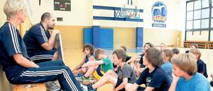 Drunter und drüber. An der Gesundbrunnen-Grundschule in Wedding sind die Erstklässler mit Begeisterung beim Sportunterricht dabei (Bild links und unten rechts.). An der Kollwitzplatzschule in Prenzlauer Berg trainieren die Fünftklässler der Sportprofilklasse Basketball und brauchen dazu nur kurze Anweisungen von ihren Trainern.