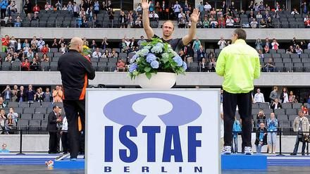 Ganz oben auf dem Treppchen: Diskuswerfer Robert Harting (m.) blieb beim Istaf 2012 zum 33. Mal in Folge unbesiegt.