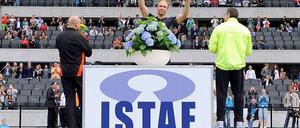 Ganz oben auf dem Treppchen: Diskuswerfer Robert Harting (m.) blieb beim Istaf 2012 zum 33. Mal in Folge unbesiegt.