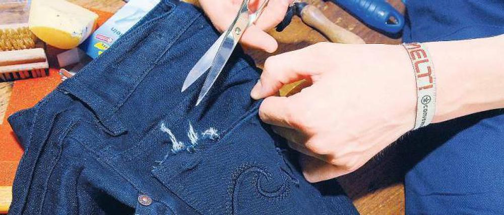 Handarbeit. Massenware ist langweilig. Deshalb greifen junge Leute selbst zur Schere. Andere decken sich im Baumarkt ein. Und Stricken ist wieder in. 