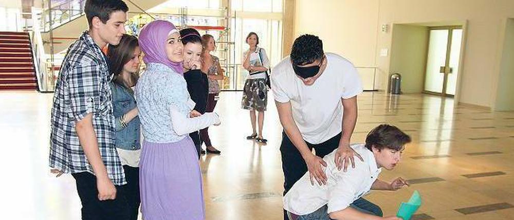 Obacht. Christian, Ronja, Nadja, Sarah, Hassan und Christian (von links) überqueren einen imaginären Fluss. 