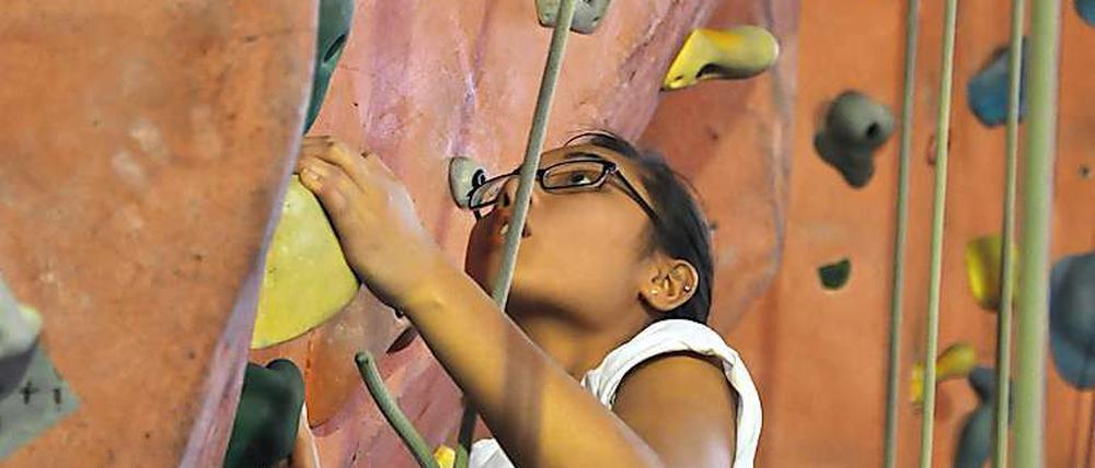 Schülerin Thuy-Tien beim Aufstieg an der Kletterwand.
