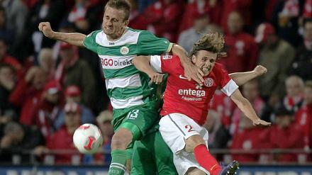 Der Mainzer Nicolai Müller (re.) gegen den Fürther Milorad Pekovic.