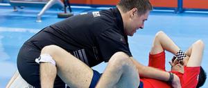 Großer Sport: Goldmedaillengewinner Jochen Wollmert (l.) tröstet nach dem Tischtennisfinale den unterlegenen Engländer William Bayley.