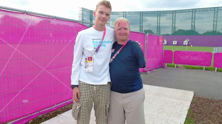 Paralympics-Reporter Dominik Prüfer mit dem US-Schützen Matt Stutzman.