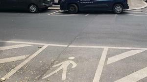 Zugeparkter Überweg für Fußgänger.