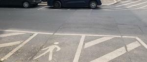 Zugeparkter Überweg für Fußgänger.