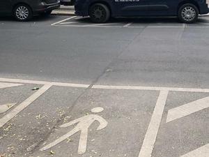 Zugeparkter Überweg für Fußgänger.