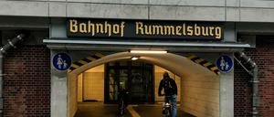 Der Zugang zum S-Bahnhof Rummelsburg wird stark von Radfahrern frequentiert. Kaum jemand steigt hier ab, obwohl der Weg auf die andere Seite einen uneinsehbaren Knick macht.