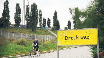 Parklandschaft statt Todesstreifen. Nach der Wende wurden Pappeln und Eichen gepflanzt. Von der Mauer ist im Mauerpark aber nichts mehr zu sehen. Die Flutlichtmasten des Jahn-Sportparks wachen wie schlanke Riesen über das Gelände.