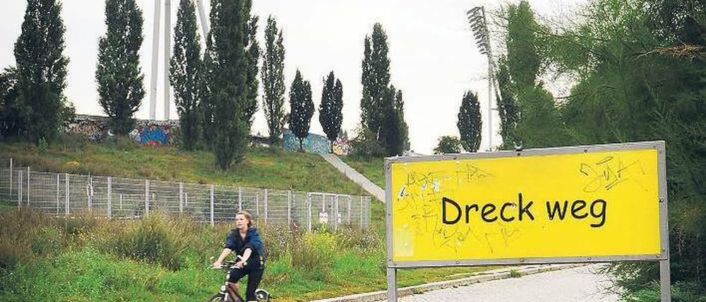 Parklandschaft statt Todesstreifen. Nach der Wende wurden Pappeln und Eichen gepflanzt. Von der Mauer ist im Mauerpark aber nichts mehr zu sehen. Die Flutlichtmasten des Jahn-Sportparks wachen wie schlanke Riesen über das Gelände.