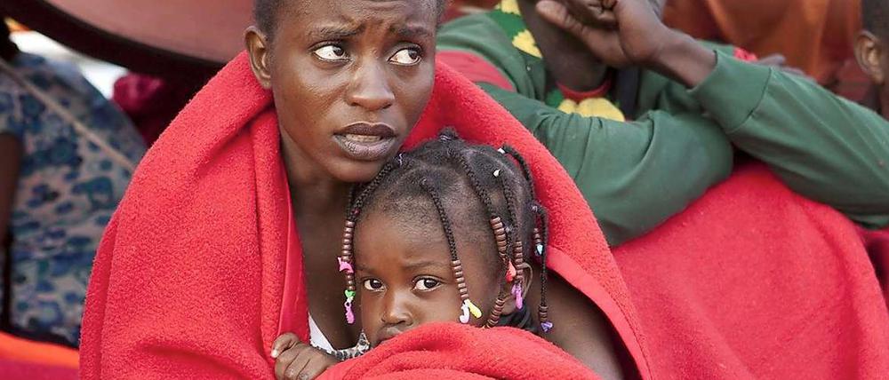 Nachdem die europäische Grenzschutzbehörde Frontex den Weg von Westafrika zu den Kanarischen Inseln versperrt hat, suchen wieder mehr Flüchtlinge den Weg aus Marokko über das Mittelmeer auf einige felsige, unbewohnte spanische Inseln. Diese Flüchtlinge wurden von einer Insel nach Granada gebracht. Doch die Regierung will die Flüchtlinge künftig nicht mehr aufs Festland lassen. 