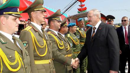 Der lange Arm des Machthabers. Der Einfluss des weißrussischen Präsidenten Alexander Lukaschenko (rechts) reicht weit über die Hauptstadt Minsk hinaus.