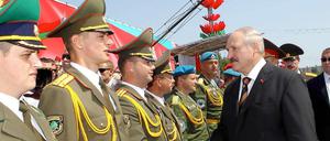 Der lange Arm des Machthabers. Der Einfluss des weißrussischen Präsidenten Alexander Lukaschenko (rechts) reicht weit über die Hauptstadt Minsk hinaus.