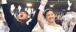 Massenhochzeiten waren das Markenzeichen von Moons „Vereinigungskirche“. Oft traute der selbst ernannte Messias tausende Paare gleichzeitig. 