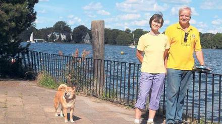 Vernachlässigtes Idyll. Inge und Gerhard Bechtoldt aus Grünau wollen mit Helfern den Sportdenkmalplatz ansehnlich gestalten. 