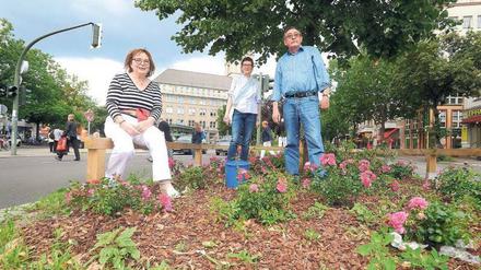 Ein Herz für den Kiez. An der Linde am Breslauer Platz in Friedenau wird nachgepflanzt: Gregor Mann von der Bürgerinitiative Breslauer Platz, Silke Klimesch und Margit Knapp vom Friedenau-Netzwerk lassen den Mittelstreifen aufblühen. 