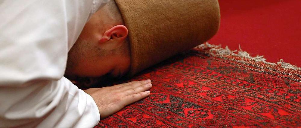 Ein Sufi-Derwisch betet im Sufi-Zentrum Rabbaniyya anlässlich der Langen Nacht der Religionen.