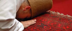 Ein Sufi-Derwisch betet im Sufi-Zentrum Rabbaniyya anlässlich der Langen Nacht der Religionen.