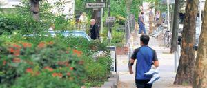 Idylle mit Schattenseiten. Grüne Straßenzüge, gepflegte Vorgärten. Im Friedenauer Malerviertel geht es beschaulich zu. Doch der Angriff auf einen Rabbiner hat die Anwohner aufgeschreckt. Und die Aufmerksamkeit für soziale Probleme im Kiez geschärft.