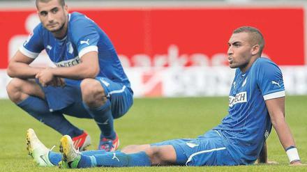 Ganz unten. Daniel Williams (r.) und Eren Derdiyok liegen derzeit mit Hoffenheim auf dem letzten Tabellenplatz. Foto: Reuters