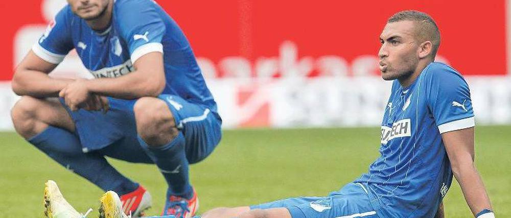 Ganz unten. Daniel Williams (r.) und Eren Derdiyok liegen derzeit mit Hoffenheim auf dem letzten Tabellenplatz. Foto: Reuters