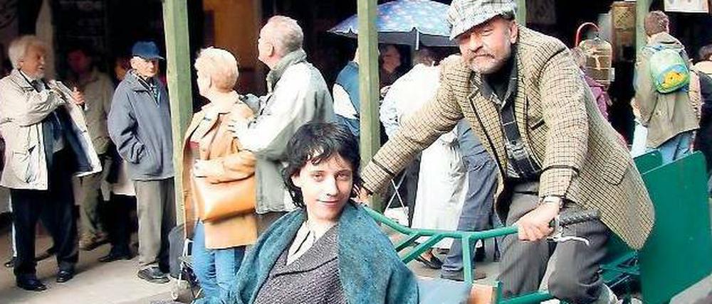 Eine Reinszenierung. Beim Singer-Festival in Warschau wird das seit dem Krieg nicht mehr existente ostjüdische Leben in der verfallenen Prozna-Straße nachgestellt.