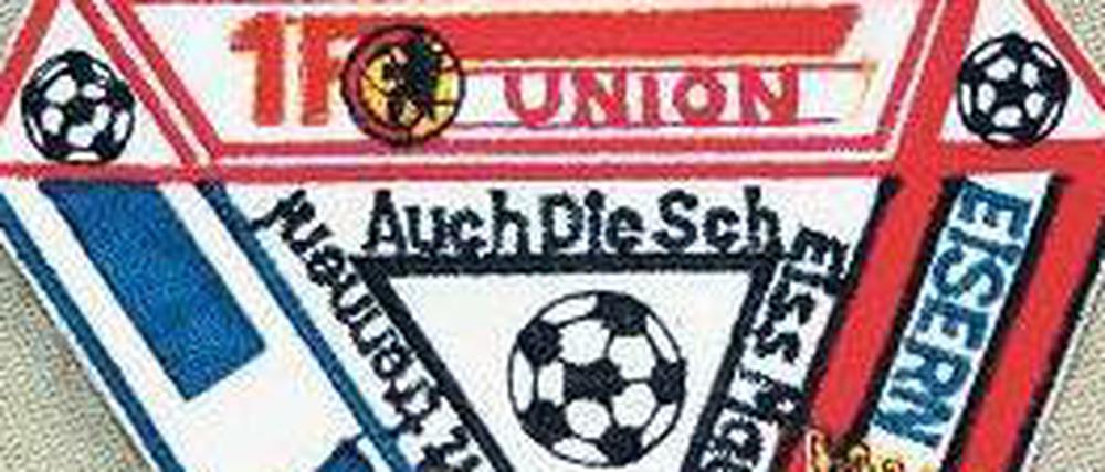 Zusammengenäht. Gemeinsame Fanutensilien von Hertha und Union hatten politische Brisanz – und gingen deshalb nur verdeckt von Hand zu Hand.