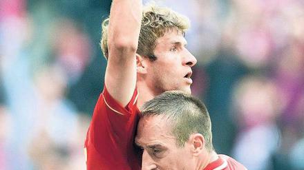Wahre Liebe. Franck Ribéry weiß, was er Thomas Müller zu verdanken hat: Der Nationalspieler gab dem Spiel mit seinem Tor zum 1:1 die entscheidende Wende. Foto: dpa