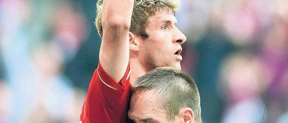 Wahre Liebe. Franck Ribéry weiß, was er Thomas Müller zu verdanken hat: Der Nationalspieler gab dem Spiel mit seinem Tor zum 1:1 die entscheidende Wende. Foto: dpa