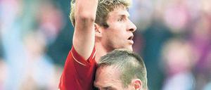 Wahre Liebe. Franck Ribéry weiß, was er Thomas Müller zu verdanken hat: Der Nationalspieler gab dem Spiel mit seinem Tor zum 1:1 die entscheidende Wende. Foto: dpa