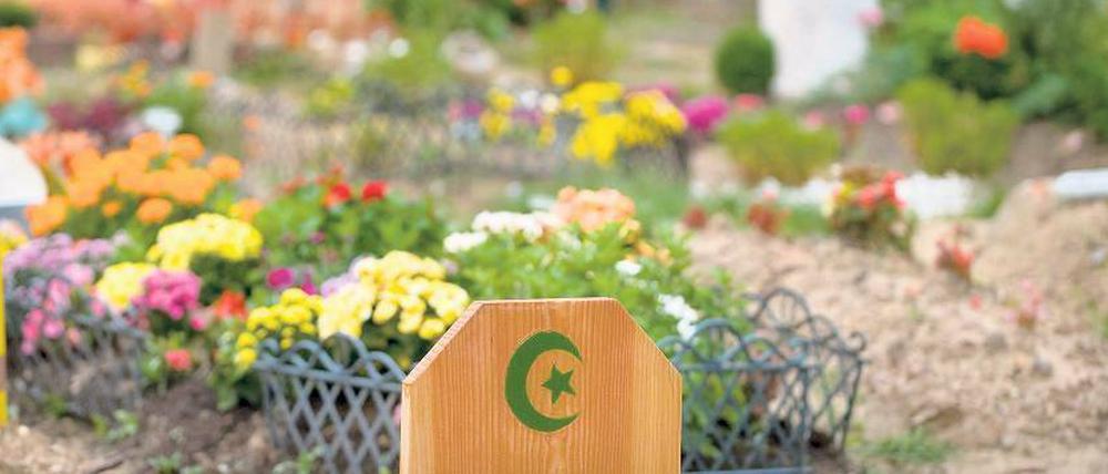 Nur noch rund 50 freie Grabstellen gibt es auf dem muslimischen Friedhof am Columbiadamm. Nun schlug ein Sprecher der islamischen Föderation Berlin vor, nicht genutzte Flächen auf christlichen Friedhöfen für islamische Bestattungen zu nutzen.