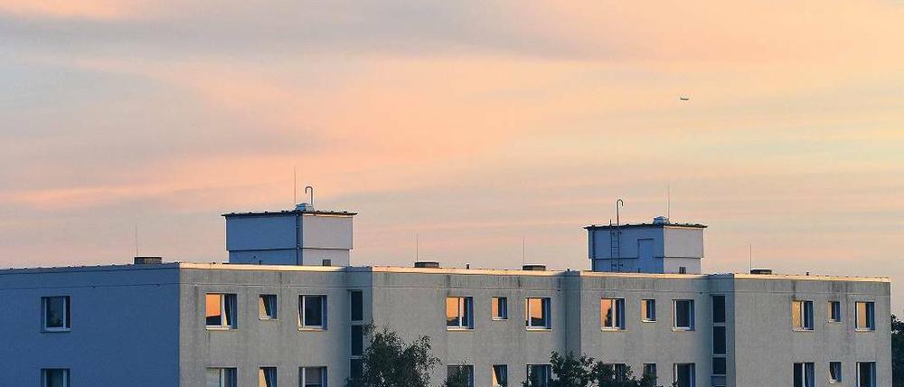 Voll vermietet. Berlin wächst und deshalb gibt es in Bezirken wie Lichtenberg fast keine freie Wohnungen mehr. Bezirksbürgermeister Andreas Geisel hat reagiert und nach Hamburger Vorbild ein Bündnis für den Wohnungsneubau mit privaten und kommunalen Gesellschaften sowie Genossenschaften geschlossen.