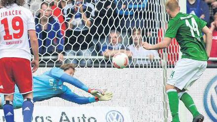 Fliegende Fäuste. René Adler, der mit Abstand beste Hamburger, hielt den ersten Strafstoß von Aaron Hunt (grünes Trikot). Beim zweiten Mal hatte der HSV-Torwart allerdings keine Abwehrchance. Foto: Reuters
