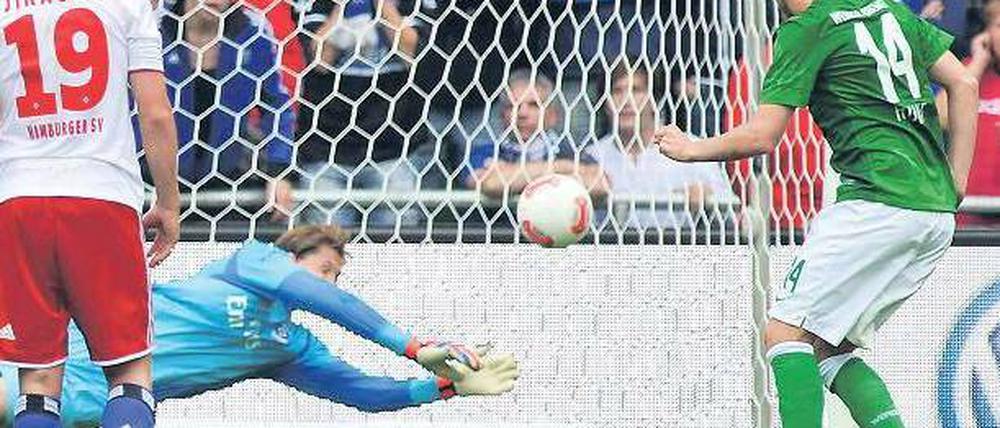Fliegende Fäuste. René Adler, der mit Abstand beste Hamburger, hielt den ersten Strafstoß von Aaron Hunt (grünes Trikot). Beim zweiten Mal hatte der HSV-Torwart allerdings keine Abwehrchance. Foto: Reuters