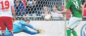 Fliegende Fäuste. René Adler, der mit Abstand beste Hamburger, hielt den ersten Strafstoß von Aaron Hunt (grünes Trikot). Beim zweiten Mal hatte der HSV-Torwart allerdings keine Abwehrchance. Foto: Reuters