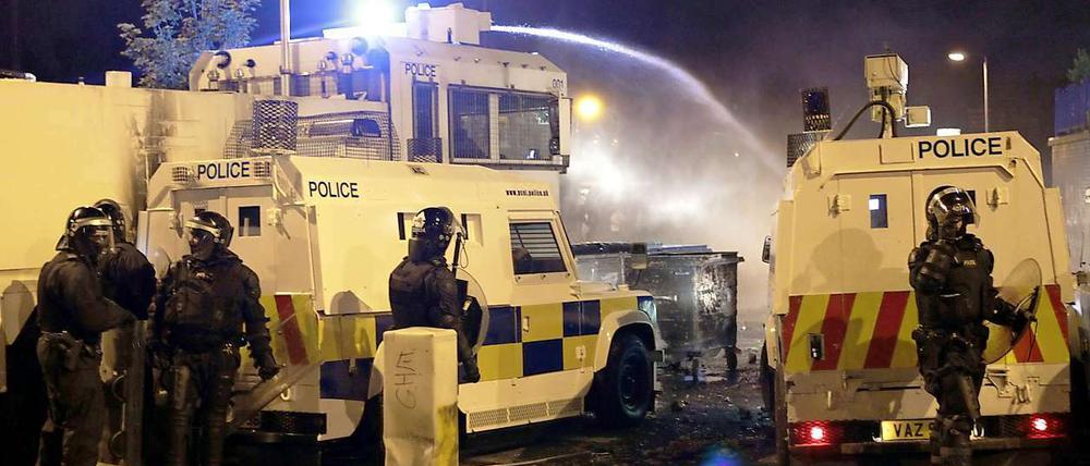 Die nordirische Polizei brachte Wasserwerfer gegen die Randalierer in Stellung.