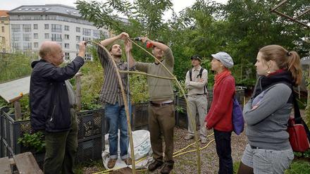 Bürgeraktionismus in den Prinzessinnengärten ist nicht neu. Bereits 2011 gingen Kreuzberger hier frisch ans Werk, Aus ein paar alten Paletten, Weidenzweigen, Schrauben, einer Haushaltskordel und Klarsichtfolie - mehr brauchten die Teilnehmer nicht für ein Tomatenhäuschen.