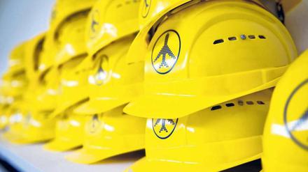 Helm auf, Helm ab. Die Kopfbedeckungen für Besucher der „Airportworld“ bei der BER-Baustelle dürften noch deutlich länger als erwartet zum Einsatz kommen. Jetzt muss wegen der Bauverzögerungen auch der Umzug von den bisherigen Flughäfen Tegel und Schönefeld zum neuen Großflughafen neu organisiert werden. Foto: Klaus-Dietmar Gabbert/dapd