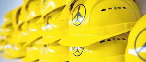 Helm auf, Helm ab. Die Kopfbedeckungen für Besucher der „Airportworld“ bei der BER-Baustelle dürften noch deutlich länger als erwartet zum Einsatz kommen. Jetzt muss wegen der Bauverzögerungen auch der Umzug von den bisherigen Flughäfen Tegel und Schönefeld zum neuen Großflughafen neu organisiert werden. Foto: Klaus-Dietmar Gabbert/dapd