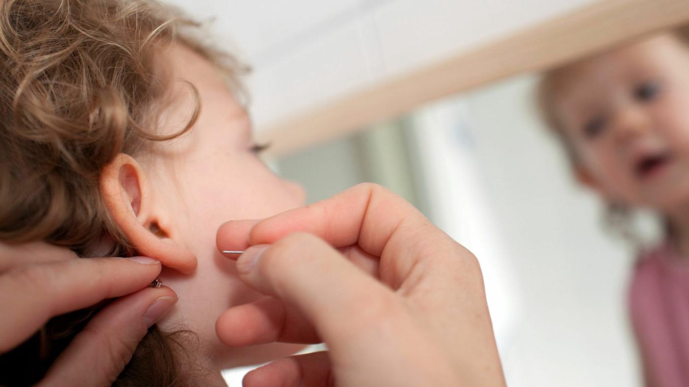 Körperverletzung bei Kindern? Mädchen erhält 70 Euro Schmerzensgeld nach OhrlochStechen