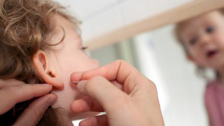Nach der Debatte, ob es sich bei Beschneidungen um Körperverletzung handelt, geriet auch das Ohrlochstechen bei Kleinkindern in die Kritik.