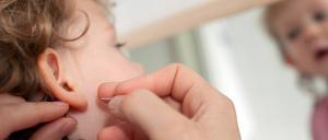 Nach der Debatte, ob es sich bei Beschneidungen um Körperverletzung handelt, geriet auch das Ohrlochstechen bei Kleinkindern in die Kritik.