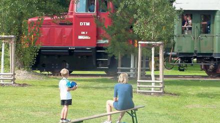 Mitten durch den östlichen Park am Gleisdreieck fährt an besonderen Gelegenheiten auf den historischen Schienen eine Bahn des angrenzenden Museums für Verkehr und Technik.