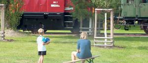 Mitten durch den östlichen Park am Gleisdreieck fährt an besonderen Gelegenheiten auf den historischen Schienen eine Bahn des angrenzenden Museums für Verkehr und Technik.