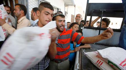Syrische Flüchtlinge in einem Camp an der Grenze zur Türkei. Im August hat die Zahl der Menschen, die aus Syrien fliehen, einen neuen Höchststand erreicht. Viele suchen Zuflucht in der Türkei. 